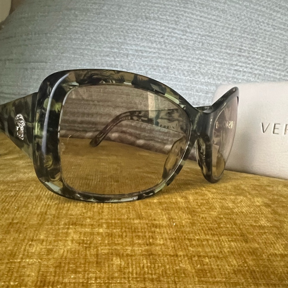 Authentic Versace Sunglasses Black Worn, very good condition. Frame is like new. - Picture 5 of 8